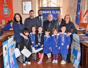 Il KC Follonica premia i bambini della sc. primaria di Montieri che hanno aderito al concorso “Premio Kiwanis”