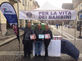 KC Pavia Visconteo celebra il Kiwanis One Day con una vendita benefica a favore del reparto Oncoematologia Pediatrica