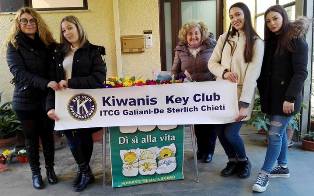 KC Chieti-Pescara e il Key Club Galiani-De Sterlich partecipano alla vendita delle 'Primule per la Vita' in sostegno al Movimento per la Vita