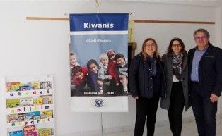 KC Chieti-Pescara dona due scaffali ai bambini della scuola dell'infanzia di Collecorvino (PE)
