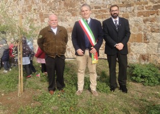 Il KC Follonica dona una pianta di olivo all'Amm.ne comunale di Massa M.ma in occasione della Giornata dell'Infanzia
