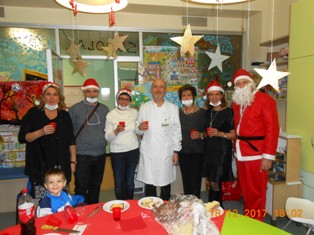 I soci del Kiwanis Pavia Visconteo, con Babbo Natale, incontrano i bambini di Oncoematologia Pediatrica