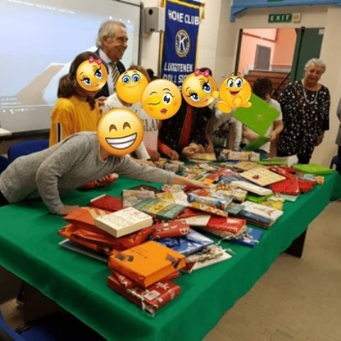 KC Peloro Messina - Donazione di libri agli alunni della scuola media “Salvo d’Acquisto” di Messina in occasione del Kiwanis One Day