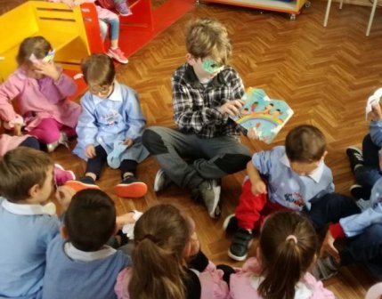 Il KC Pescara per il suo One Day dona libri alla scuola di Piane D'Archi