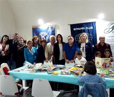 KC Sciacca Monte Kronio e KC Sciacca Terme  - Kiwanis One Day con donazione libri all'Associazione Paideia