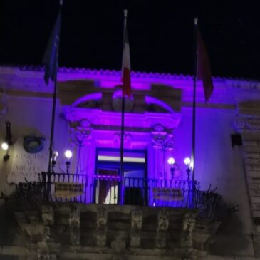 KC Acireale – Illuminato di viola il balcone del municipio per la Giornata internazionale per l’Epilessia