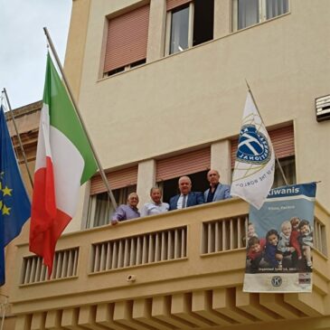KC Elimo Paceco – Per il Kiwanis one Day la bandiera Kiwanis al municipio della città