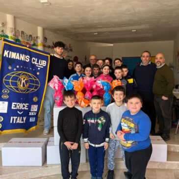 KC Erice – Donazione di uova di Pasqua Kiwanis ai ragazzi della Parrocchia San Paolo