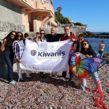 KC Genova Columbus – In spiaggia con i bambini e gli aquiloni di Martino Piccolo Lupo per ricordare la Giornata sull’autismo