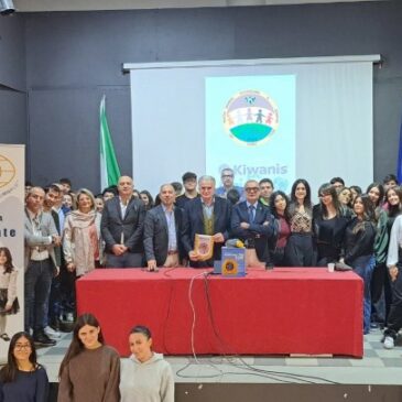 KC Corigliano Rossano Ippodamo da Mileto – Dono di un defibrillatore ad una scuola