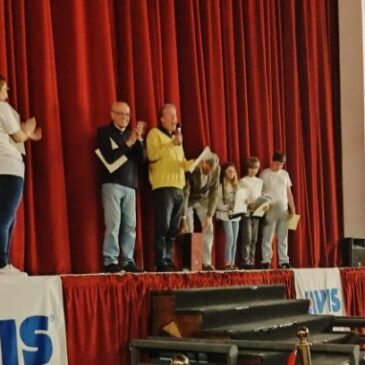 KC Piombino Riviera Etrusca – “Giocare per crescere” Tute del Kiwanis agli alunni damisti piombinesi
